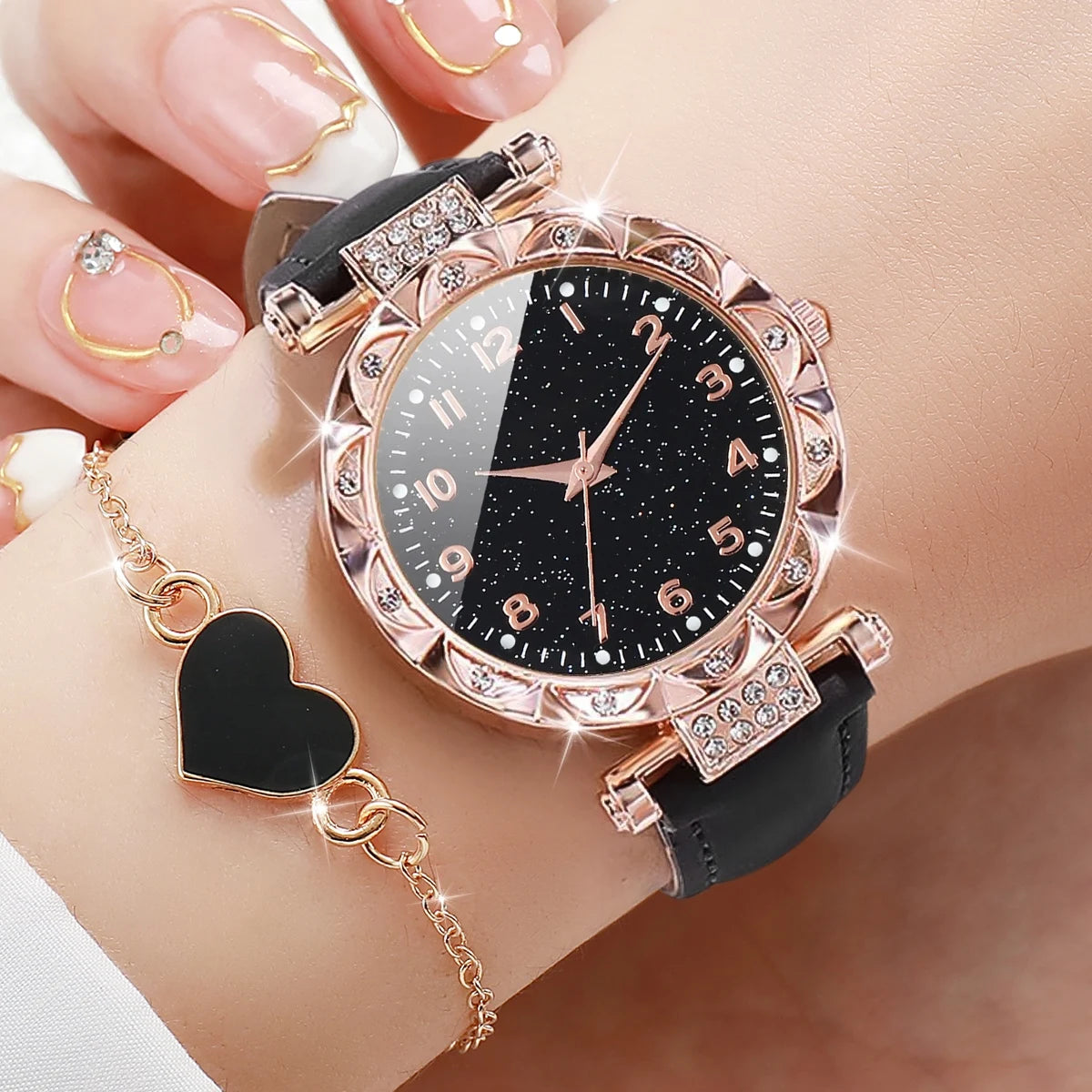 4pcs/set Montre à quartz avec bracelet en cuir pour femmes avec bracelet en forme de cœur Ensemble blanc noir