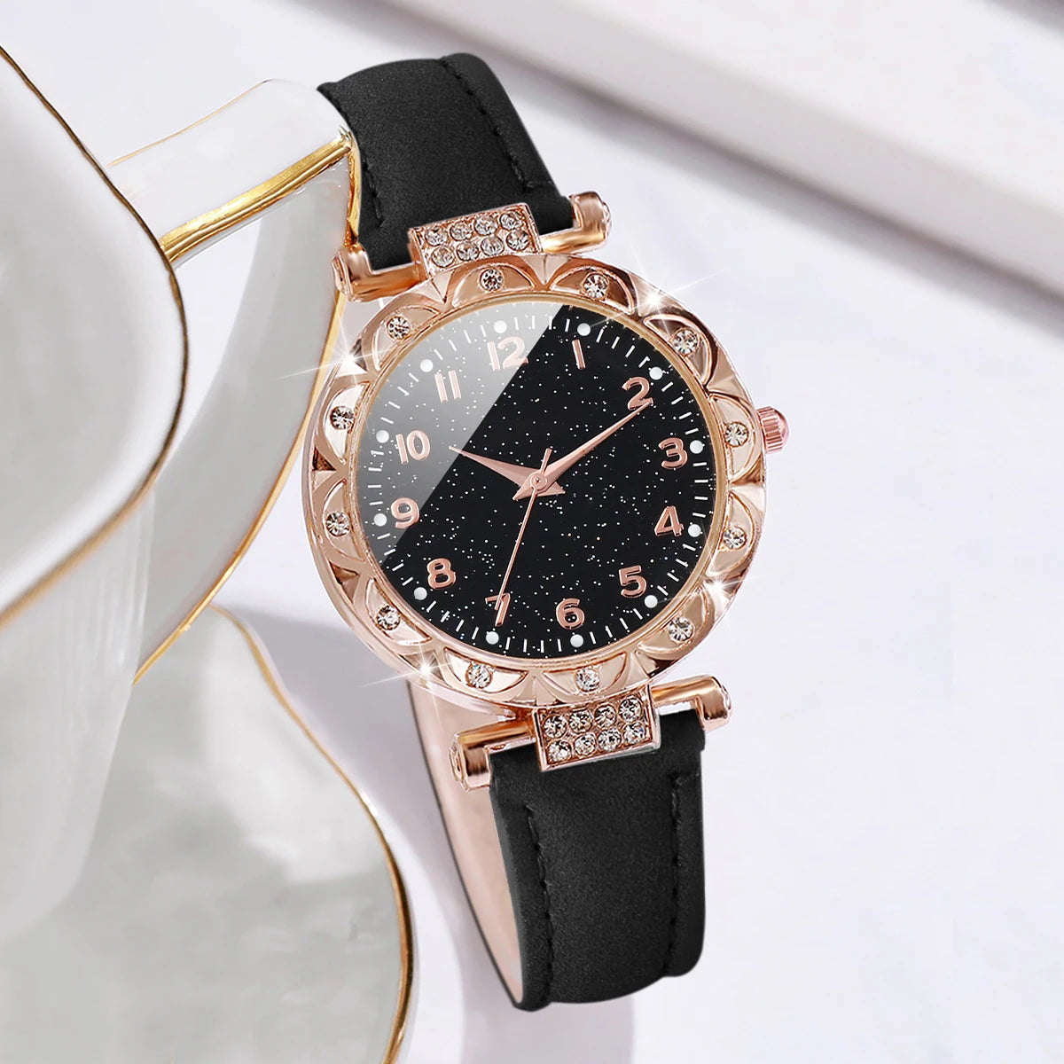 4pcs/set Montre à quartz avec bracelet en cuir pour femmes avec bracelet en forme de cœur Ensemble blanc noir