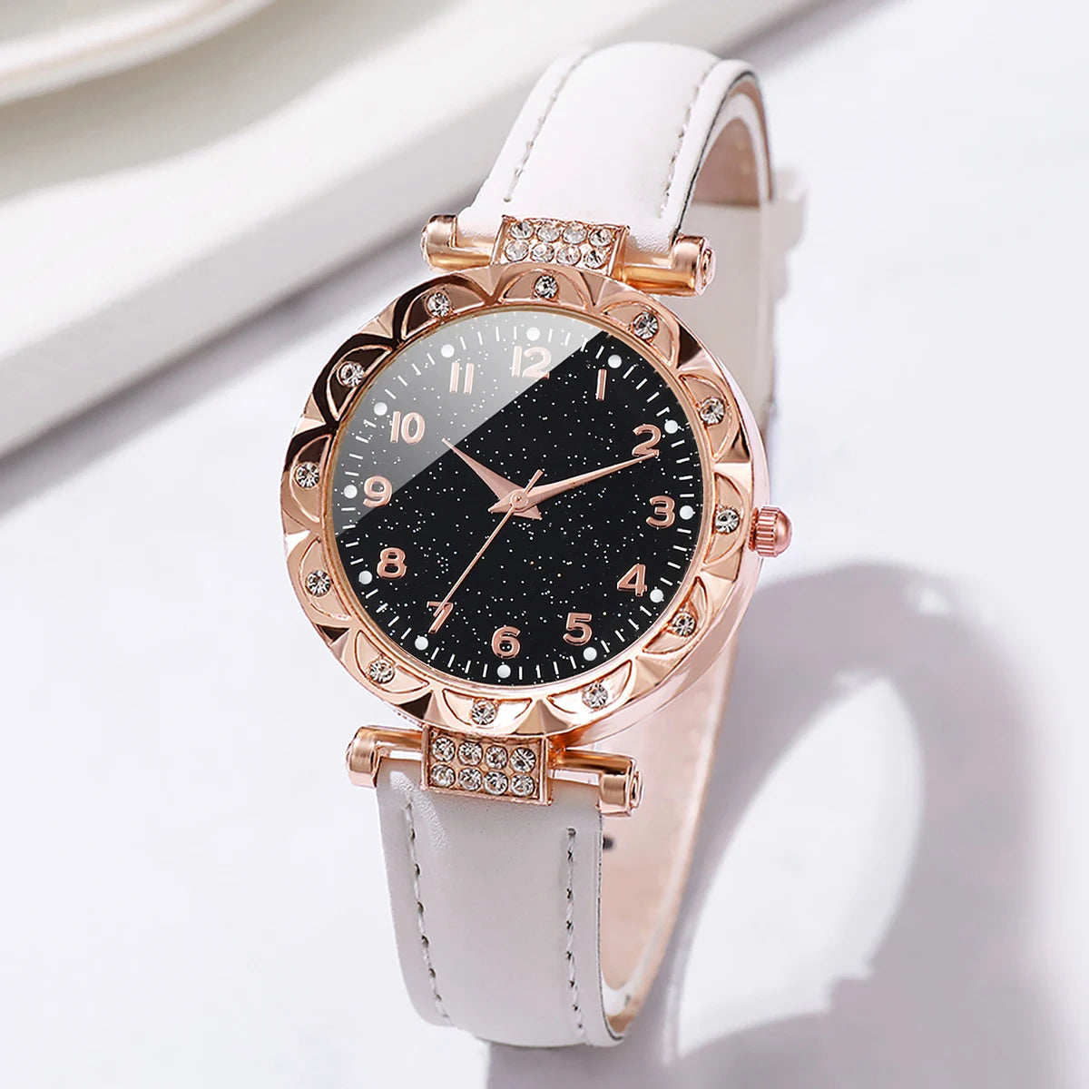 4pcs/set Montre à quartz avec bracelet en cuir pour femmes avec bracelet en forme de cœur Ensemble blanc noir