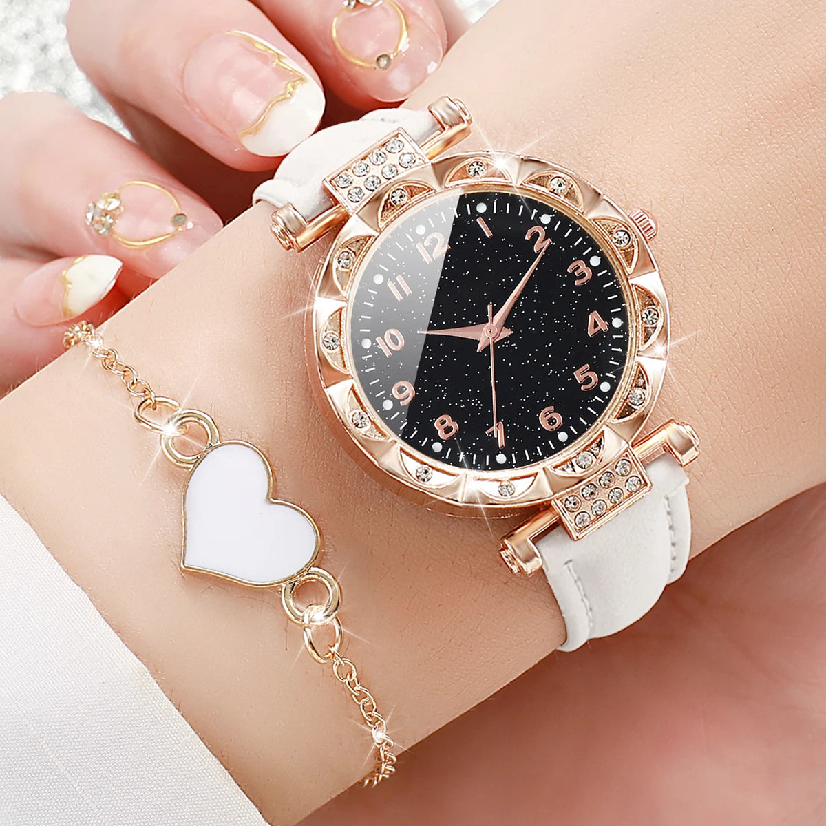 4pcs/set Montre à quartz avec bracelet en cuir pour femmes avec bracelet en forme de cœur Ensemble blanc noir